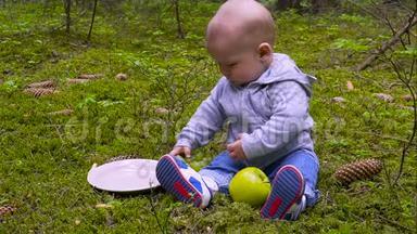 婴儿是婴儿坐在森林里吃<strong>大苹果</strong>